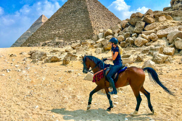 A cheval dans les pyramides d'Egypte