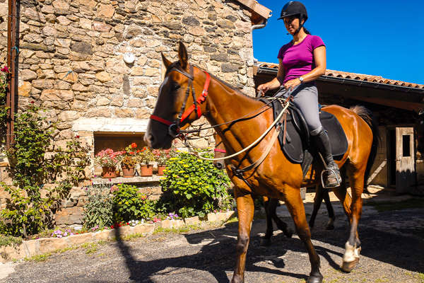 À cheval dans un village d'Ardèche