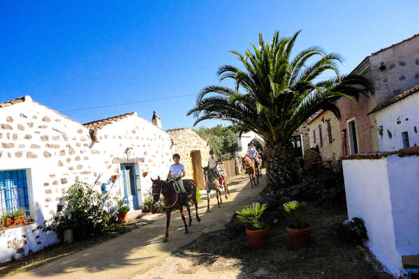 À cheval dans un village en Sardaigne