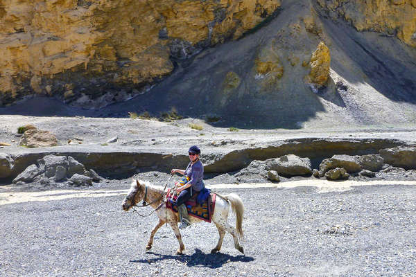 A cheval dans une vallée haute du Mustang