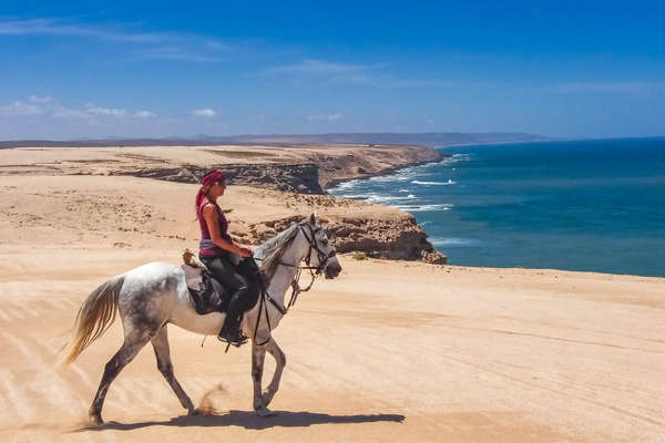 Cavalière sur une plage marocaine