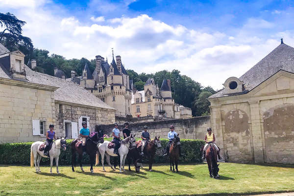 Cavaliers posant devant le chateau d'Ussé