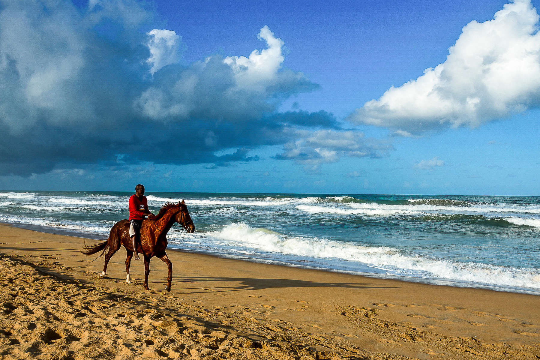 A cheval sur la plage de Madagascar