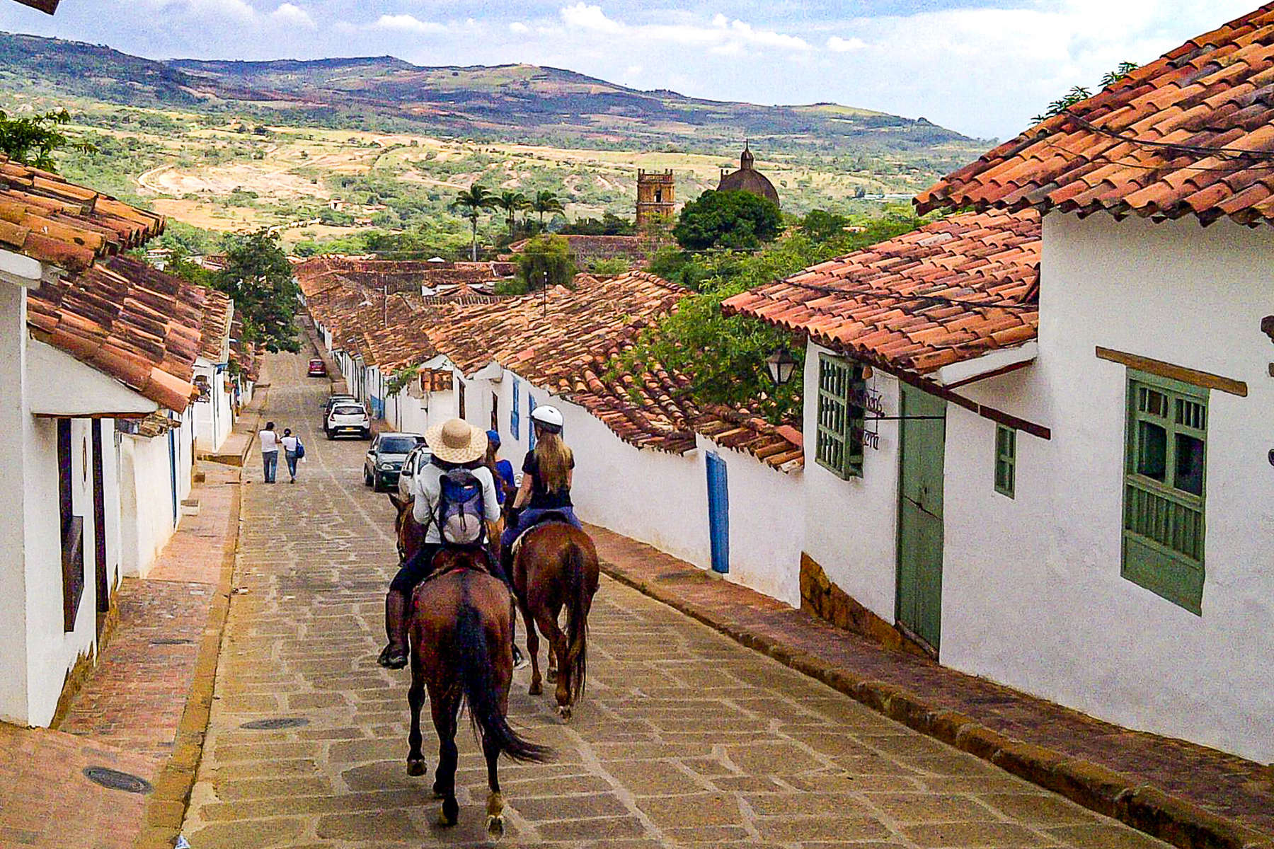 Cavalières dans un village en Colombie