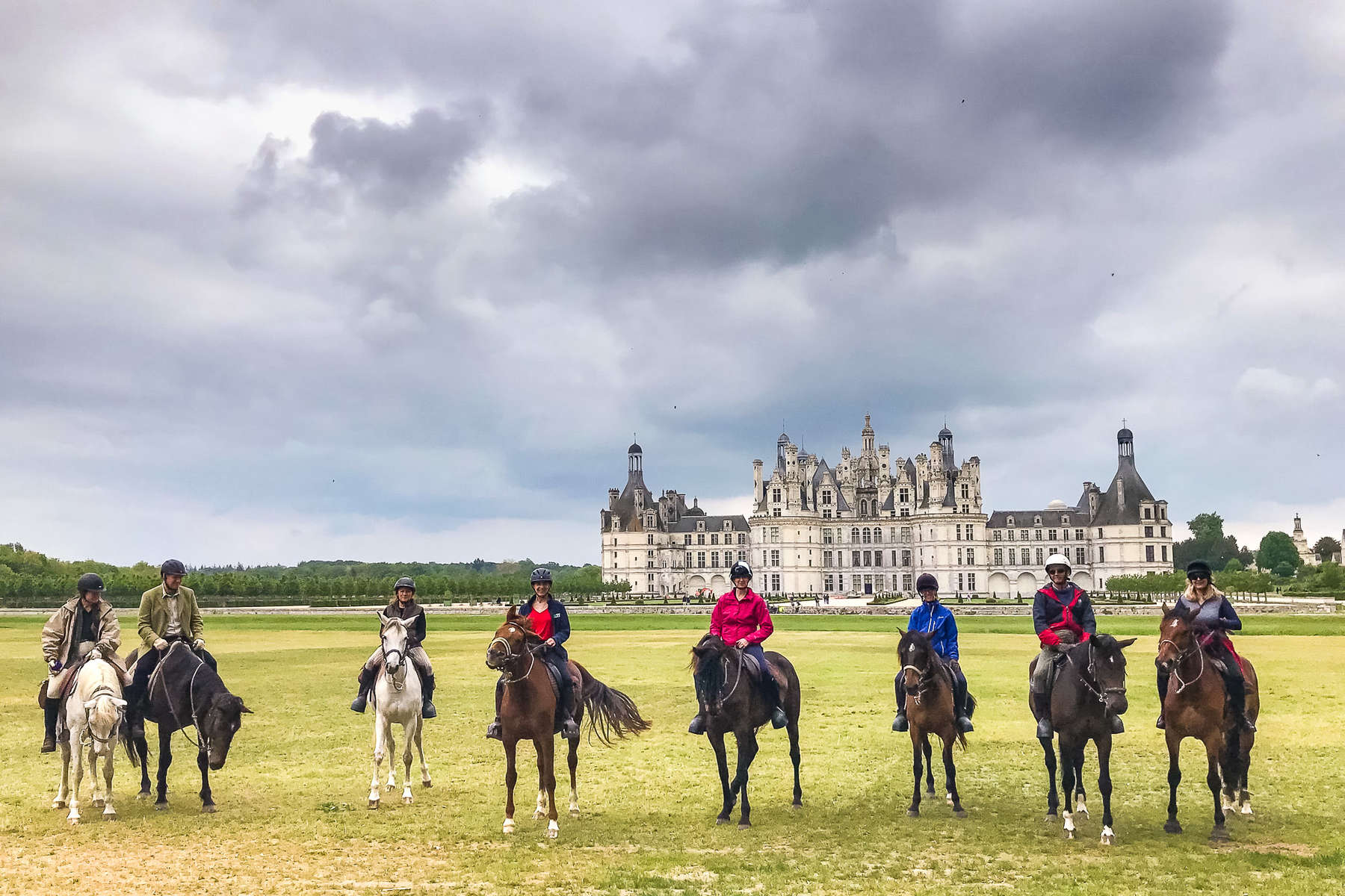 Cavaliers à cheval devant chambord