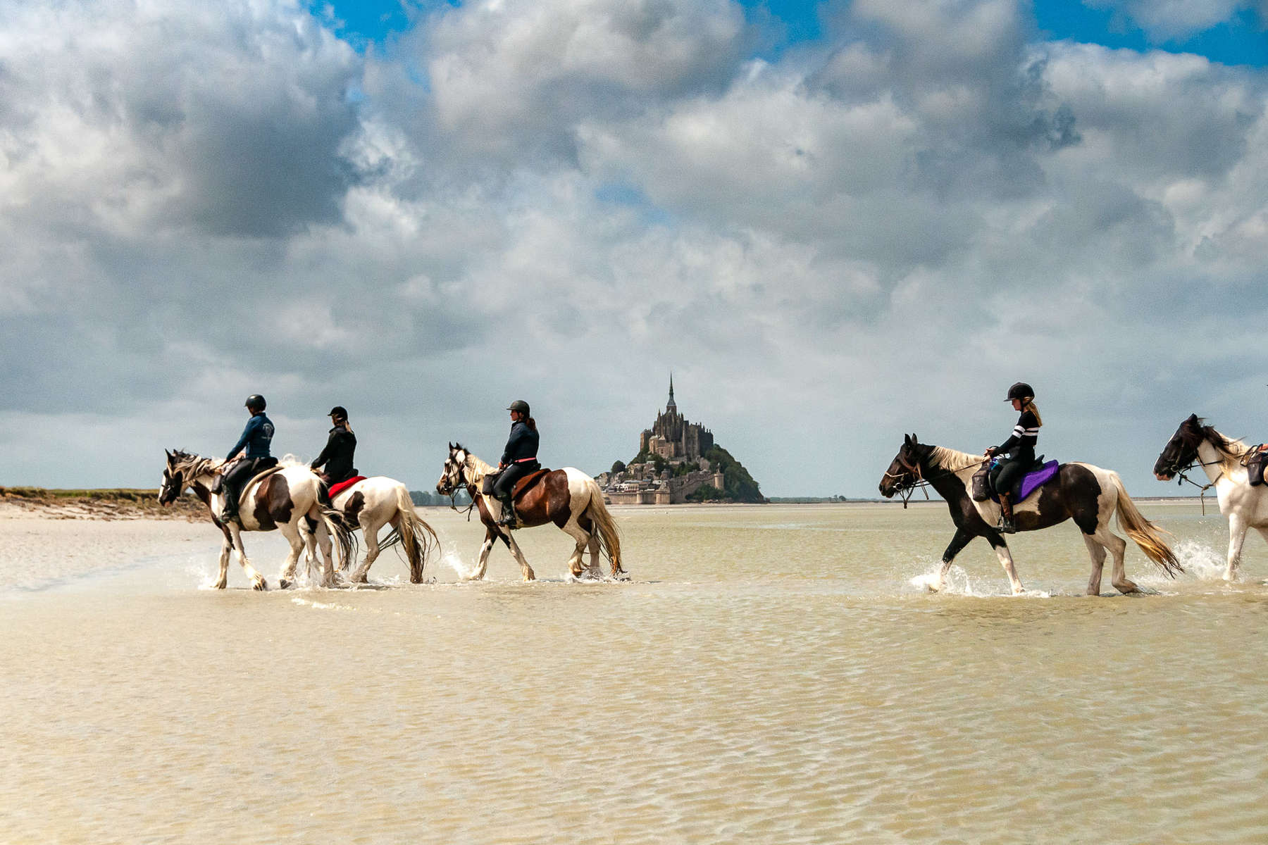 Cavaliers dans la baie du Mont St Michel
