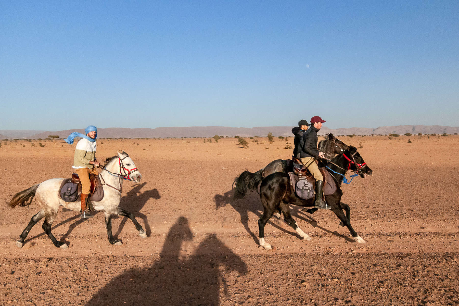Galop dans le désert marocain - © Christophe Leservoisier Cavaliers dans le désert marocain