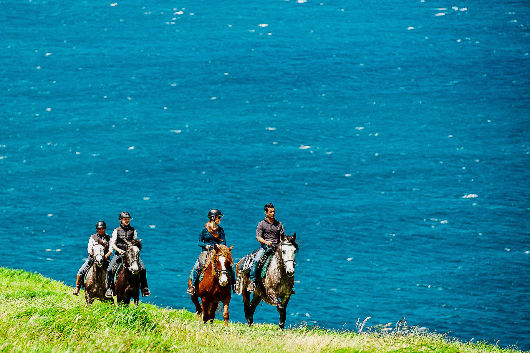 Cavaliers le long de la plage aux Açores