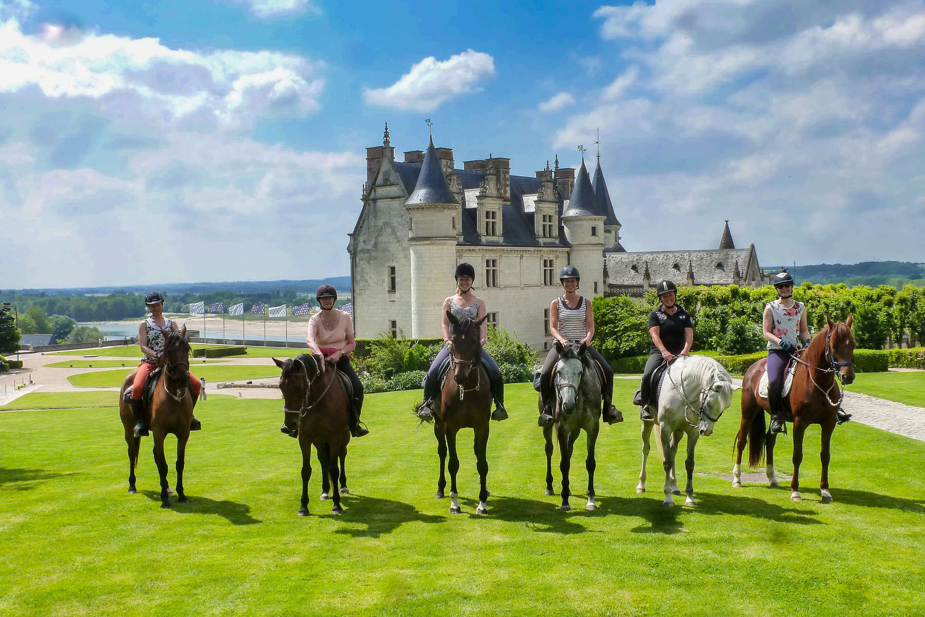 cavaliers posant devant le chateau d'amboise