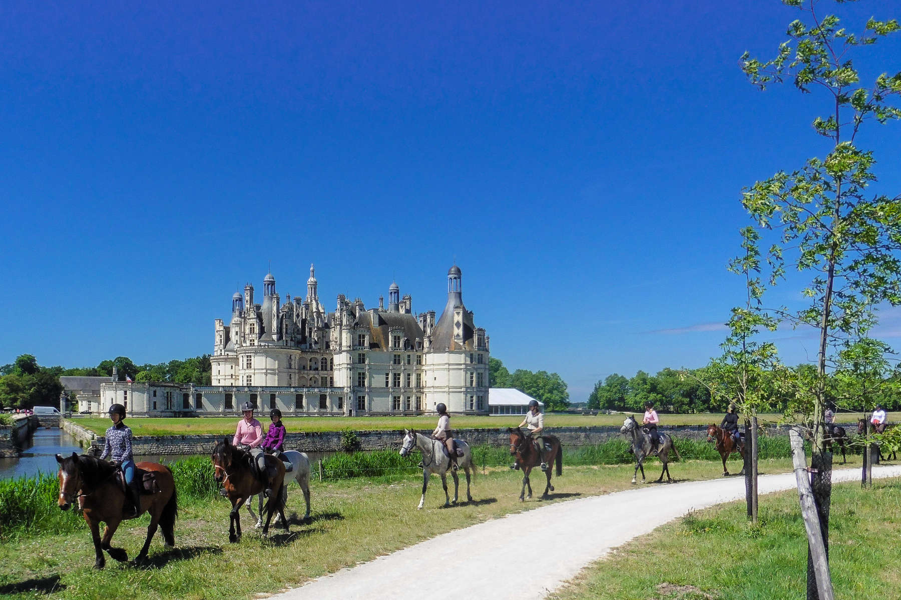 colonne de cavaliers devant le chateau de Chambord