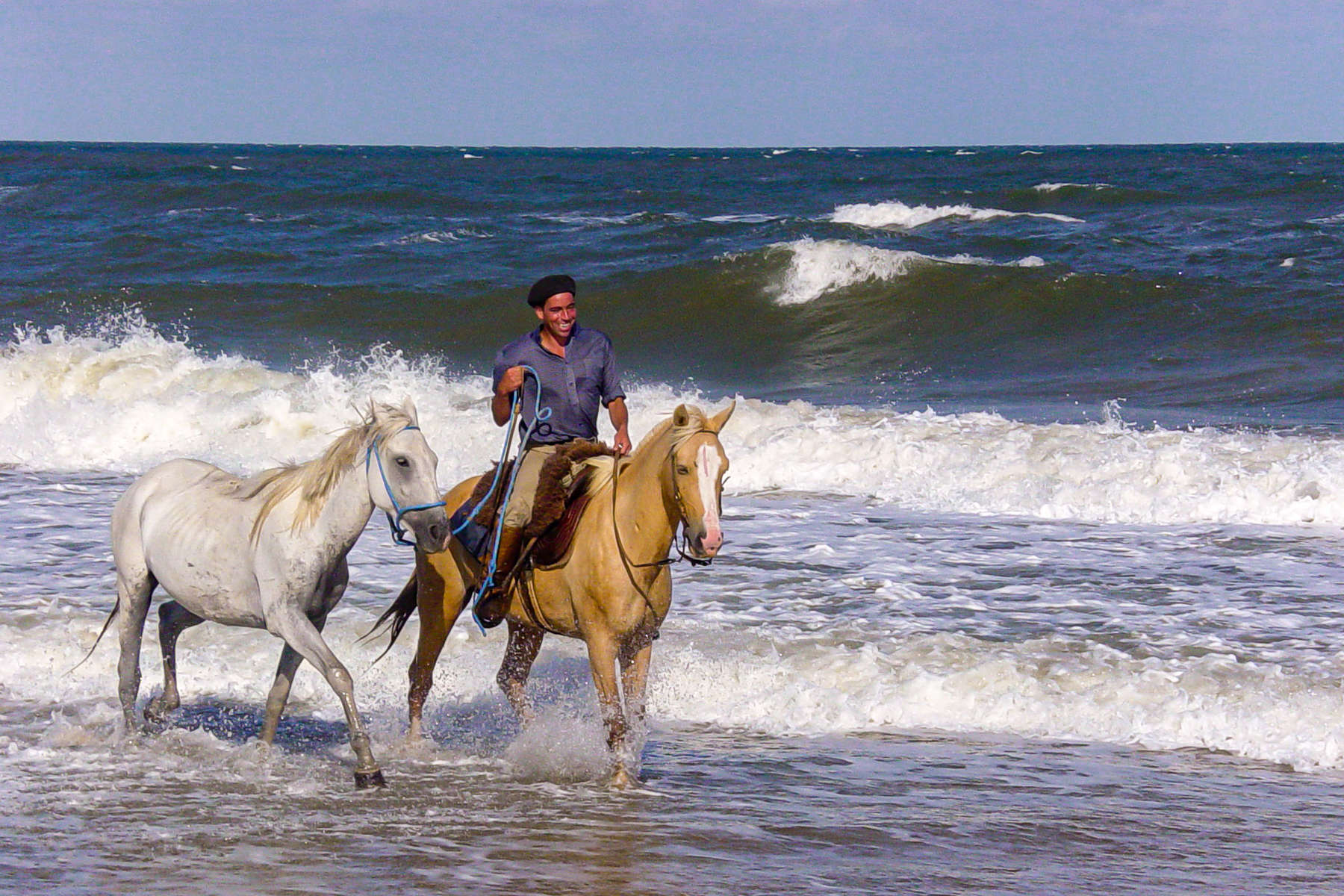 Gauchos et ses chevaux en Uruguay