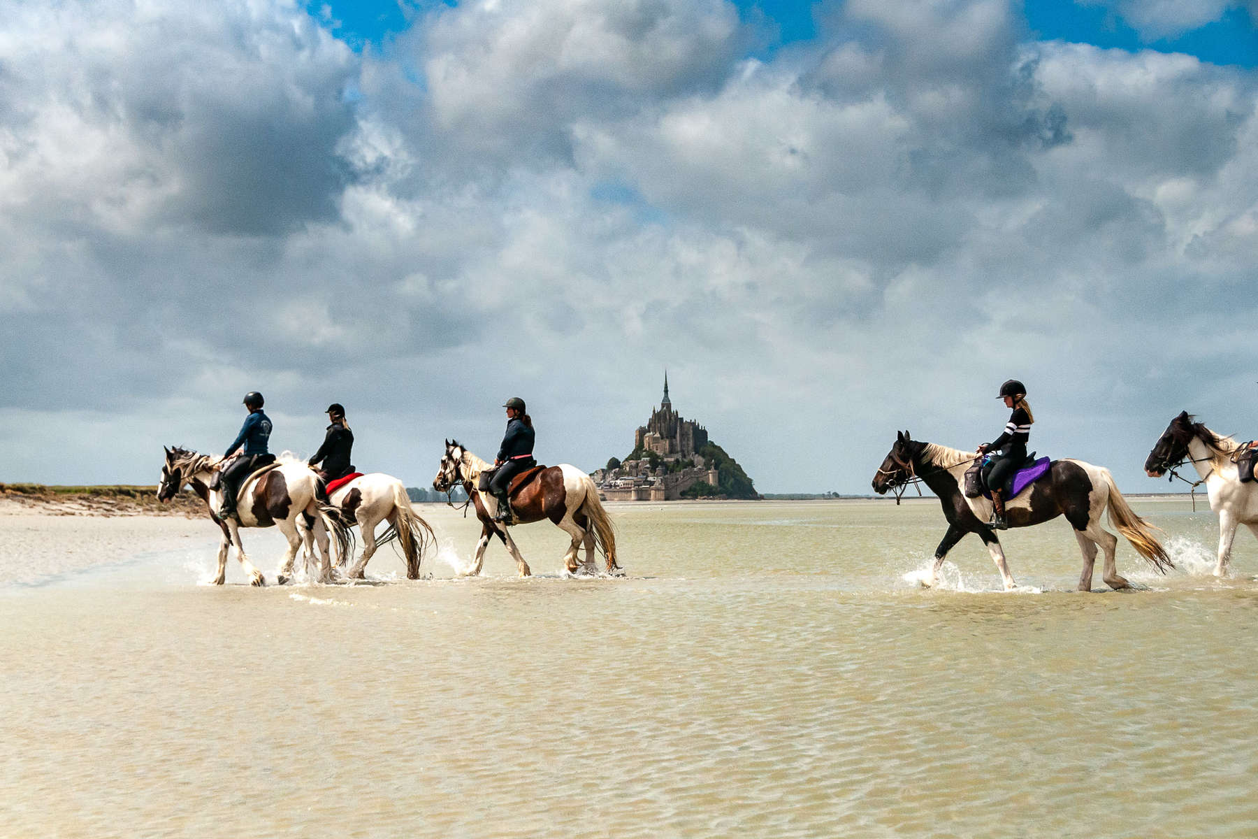 La Taniere Randonnee A Cheval Mont St Michel