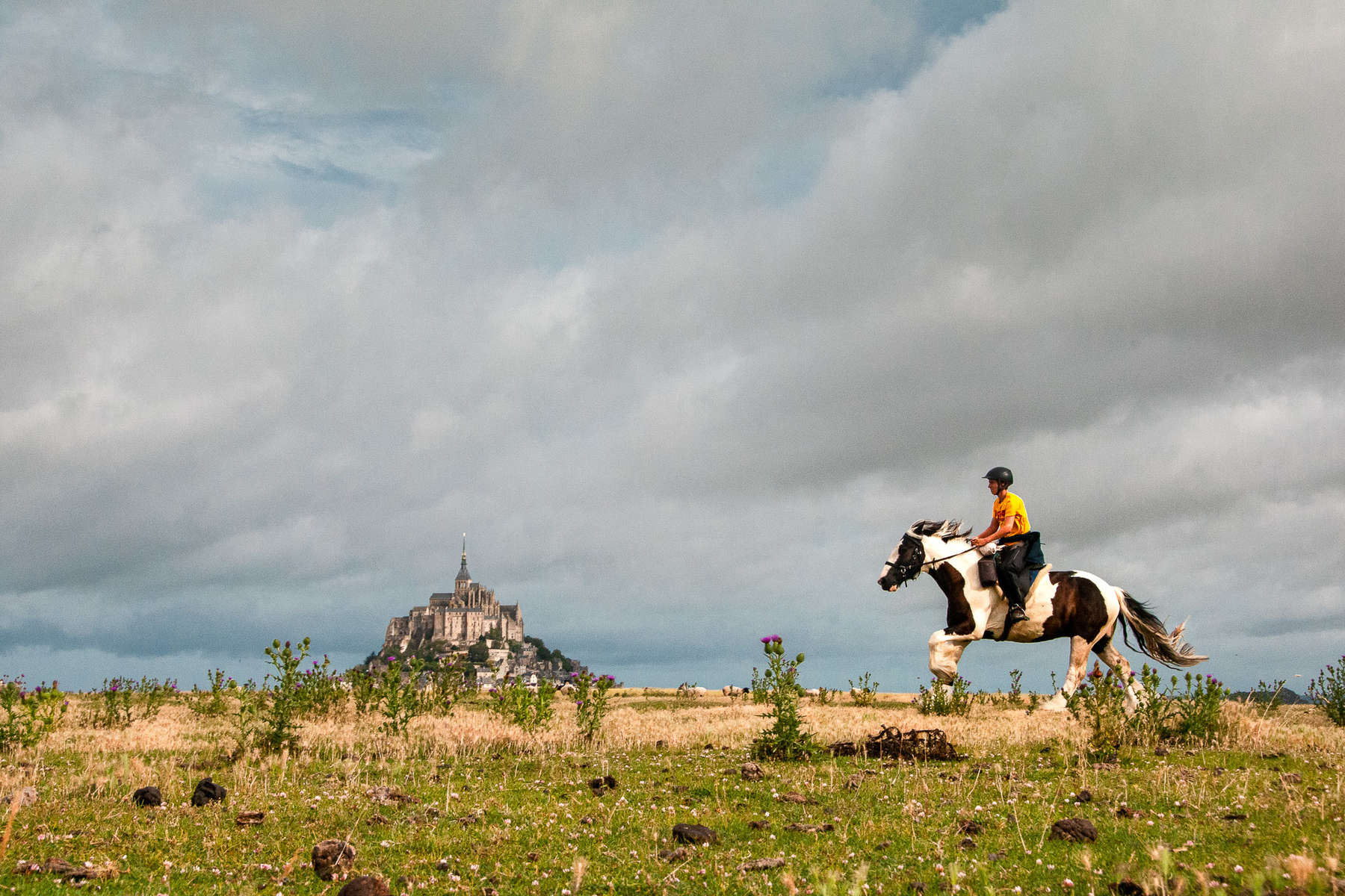 Belles couleurs pour ce cavalier au Mont Saint Michel - © Christophe Leservoisier Mont Saint Michel à cheval