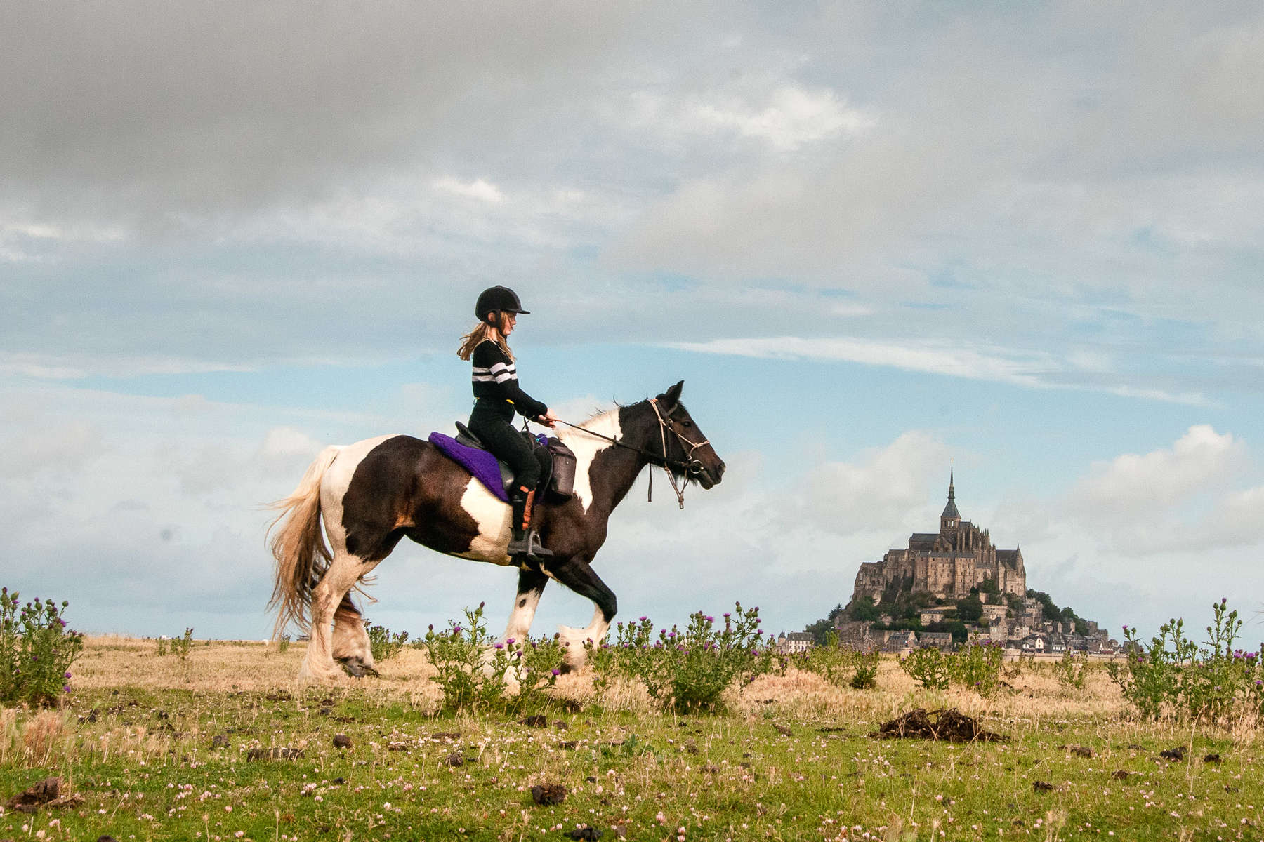 Mont Saint Michel et jeunes cavaliers