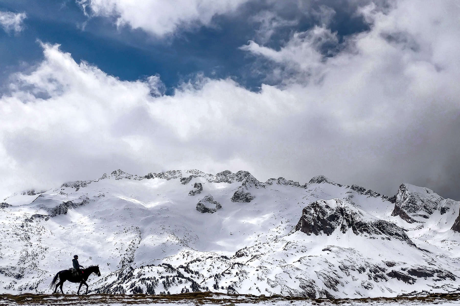 Montagne pyrénéenne enneigée