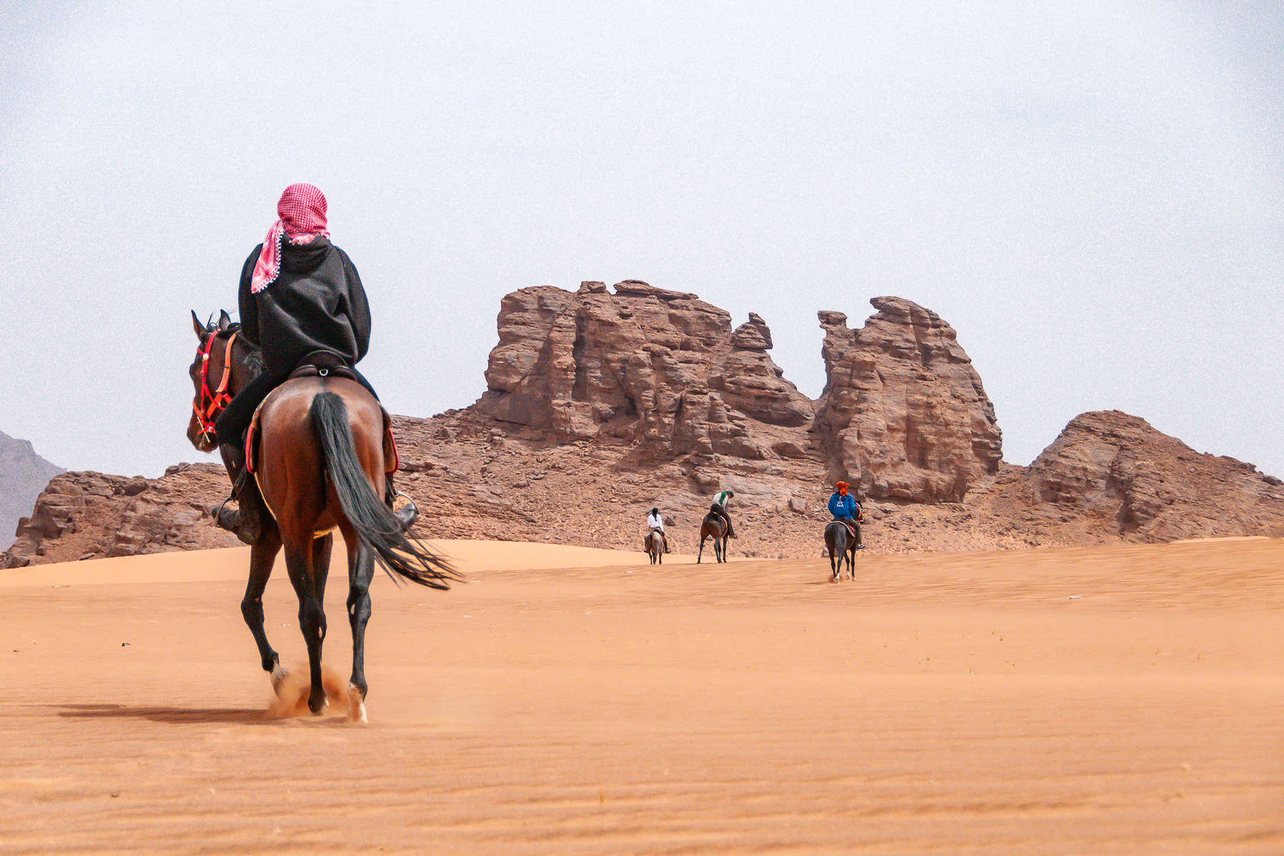 Quatre cavaliers dans les dunes d'Al Ula