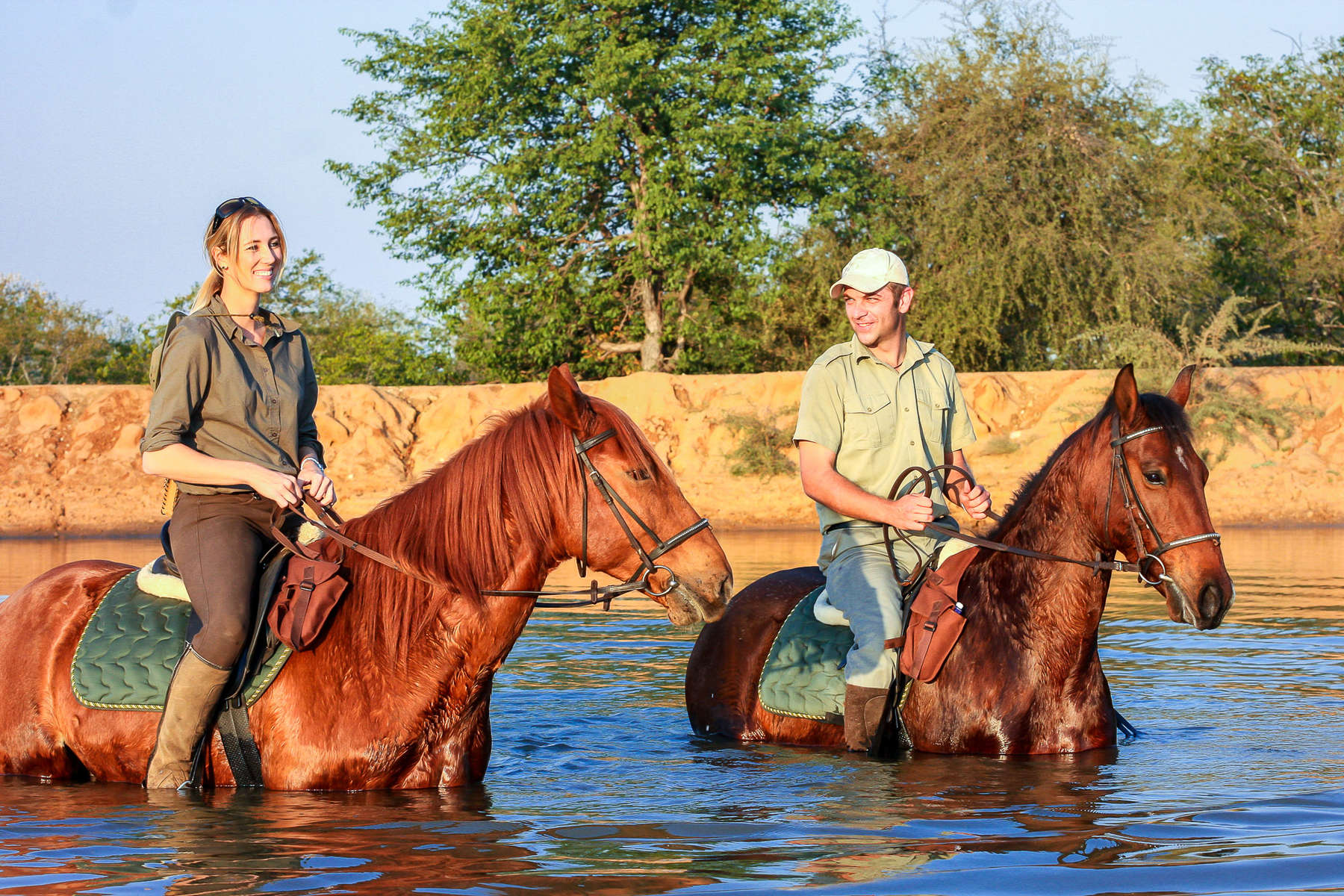 Rando à cheval dans une rivière d'Afrique du Sud