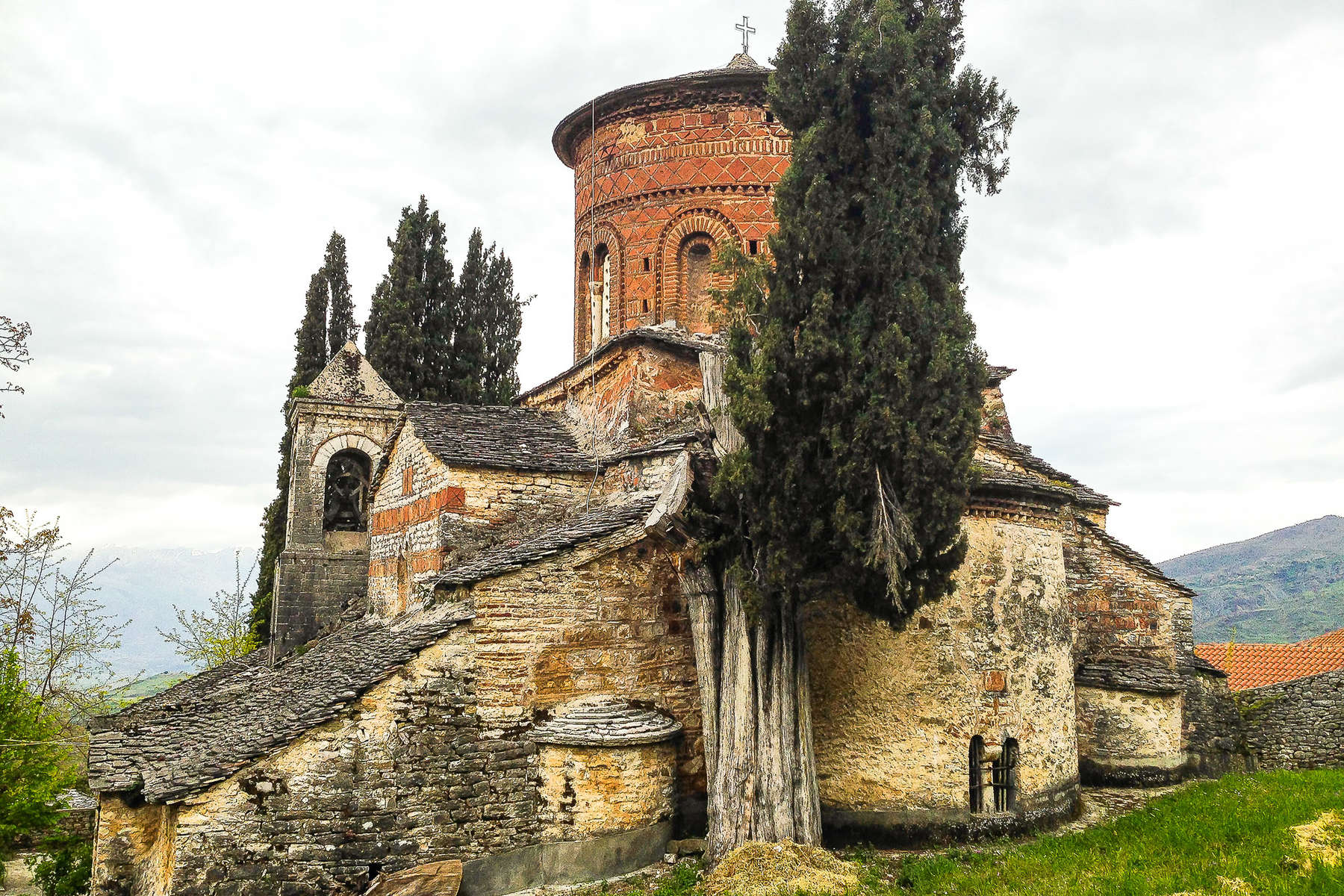 Visite d'une église albanaise à cheval