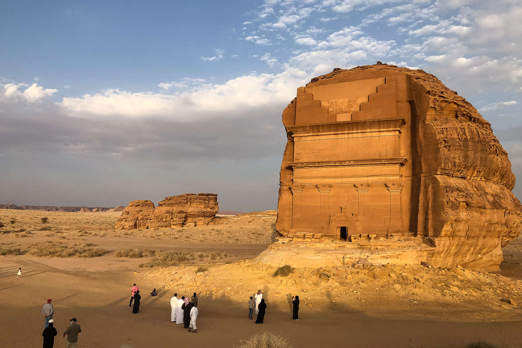 Visiteurs devant le plus grand tombeau d'Hegra