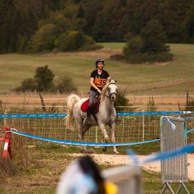 Adeline Millet à cheval équipe cheval d'aventure