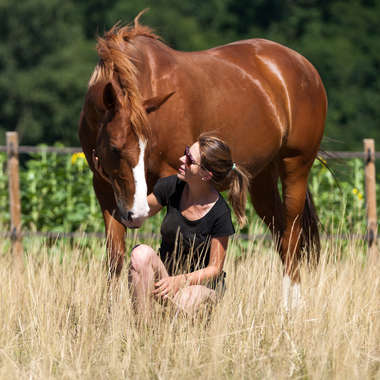 Claire Thepenier et son cheval, équipe de Cheval d'Aventure