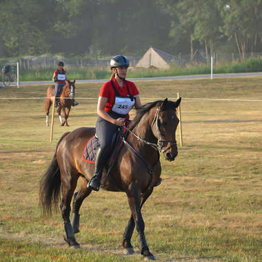 Dominique Da Silva à cheval, équipe de Cheval d'Aventure