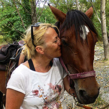 Jocelyne Labrosse à cheval, équipe de Cheval d'Aventure