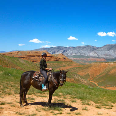 Raphaëlle Trébuchon à cheval, équipe de Cheval d'Aventure