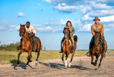 a cheval sur le pan de Makgadikgadi