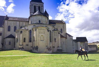 cavalier au pas devant l'abbaye de fontevraud
