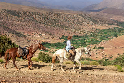 Cavalières dans le Haut Atlas au Maroc