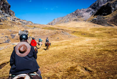 Cavaliers dans les Andes au Pérou