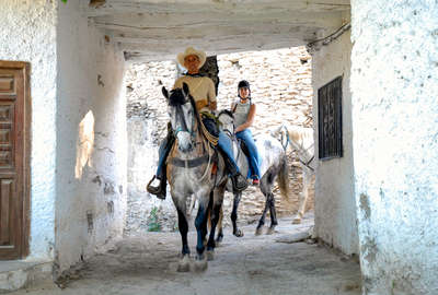 Cavaliers dans un village andalou