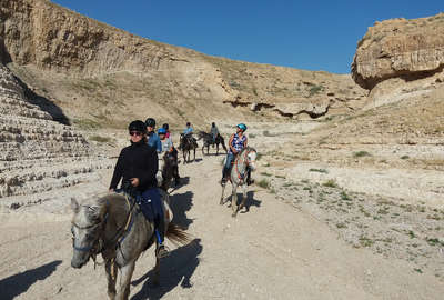 Cavaliers dans une vallée en Israël