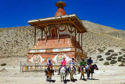 Cavaliers devant un stupa au Mustang