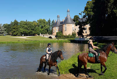 Au château Saint Fargeau à cheval