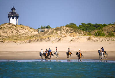Jeunes cavaliers sur la plage du Médoc