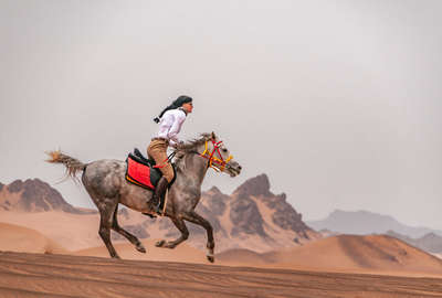 Joli cavalière au galop  dans les dunes de Mogheirah