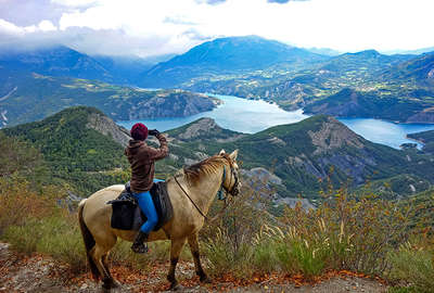 le lac de Serre Ponçon à cheval