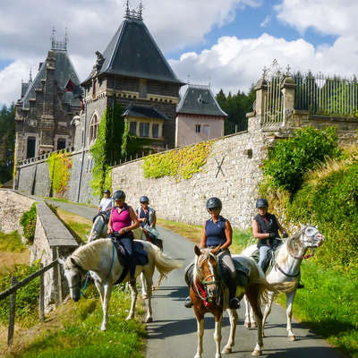 À cheval au château