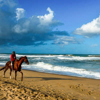 A cheval sur la plage de Madagascar