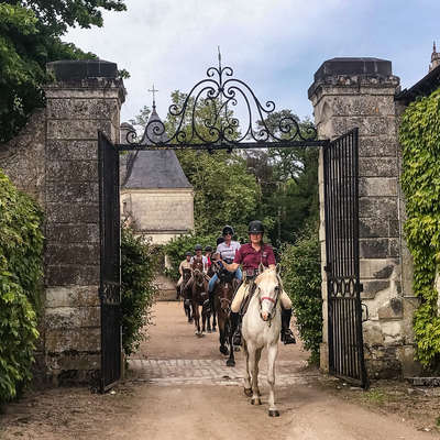 cavalier en randonnée dans les chateuax de la loire