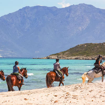 Cavaliers sur les plages corses