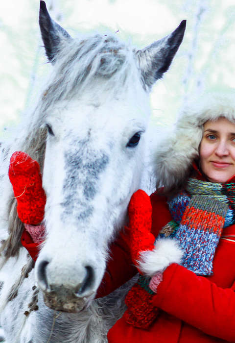 Cavalière en hiver dans l'Altaï A cheval dans l'Altaï