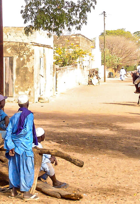Traversée d'un village à cheval au Sénégal Cavaliers au Sénégal