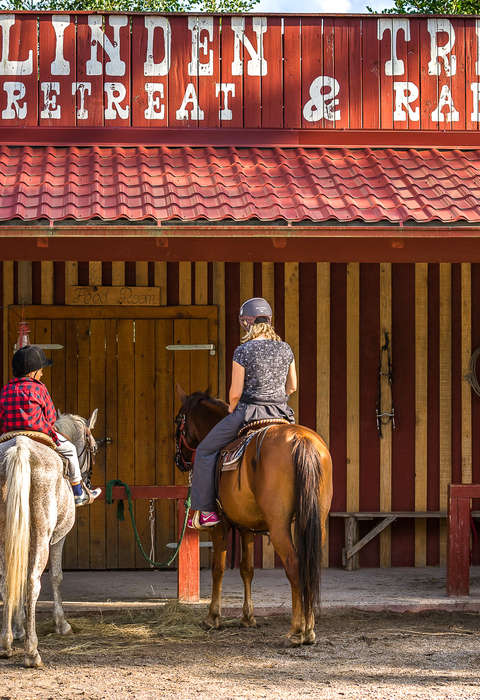Cavaliers devant le ranch en Croatie Séjour en ranch en Croatie