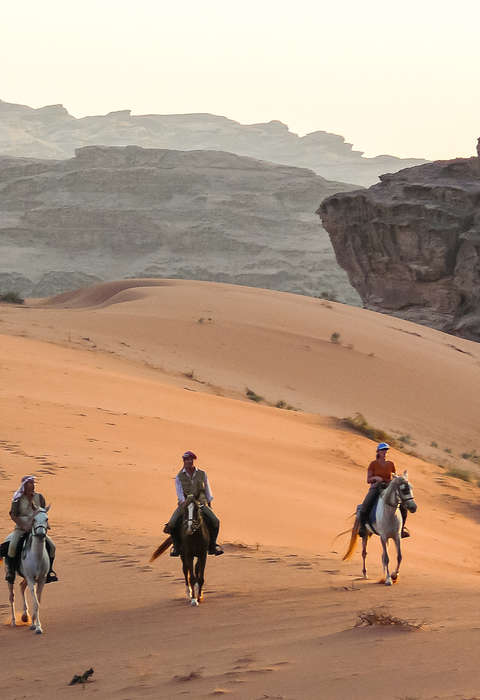 Trois cavaliers sur les dunes du wadi rum
