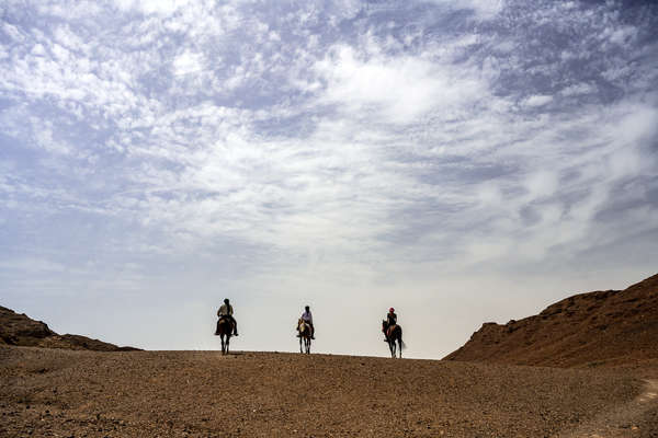 3 cavaliers en contre jour dans les dunes d'Al Ula