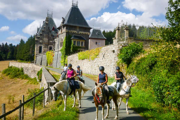 À cheval au château