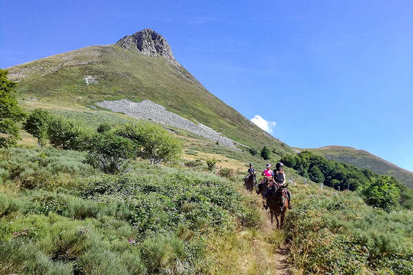 Jeunes et cheval en Auvergne